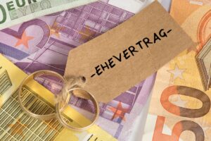 Euro Geldscheine, Eheringe und Ehevertrag